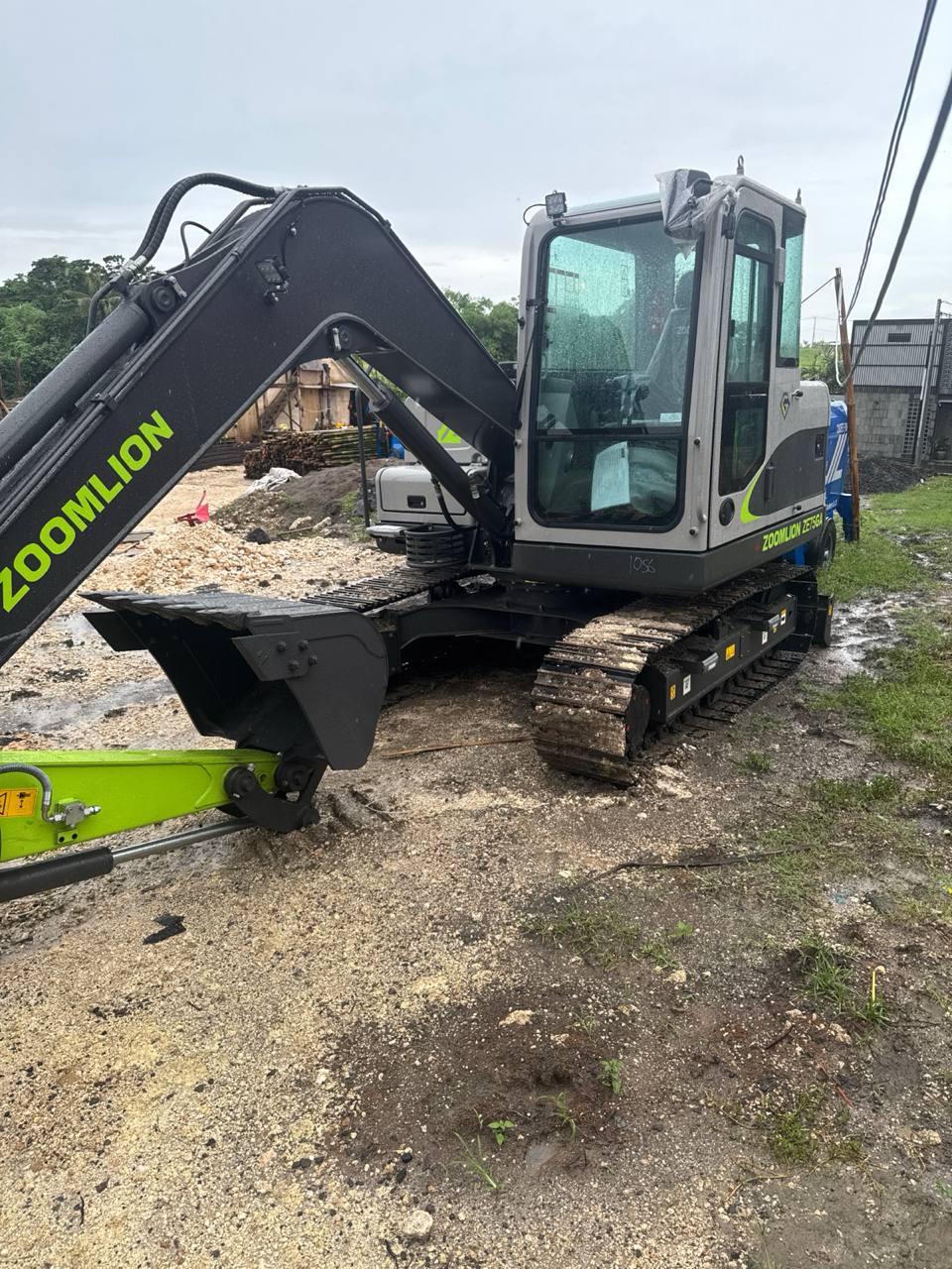 Zoomlion ZE75 7.5 ton mini excavator rental Bali — sewa excavator mini Bali